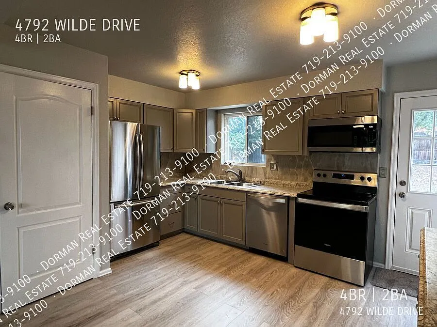 Completely Renovated 4 Bed, 2 bath in Eastborough! — Photo 4