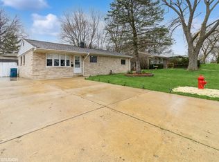 12 Sparrow Rd, Carpentersville, IL 60110