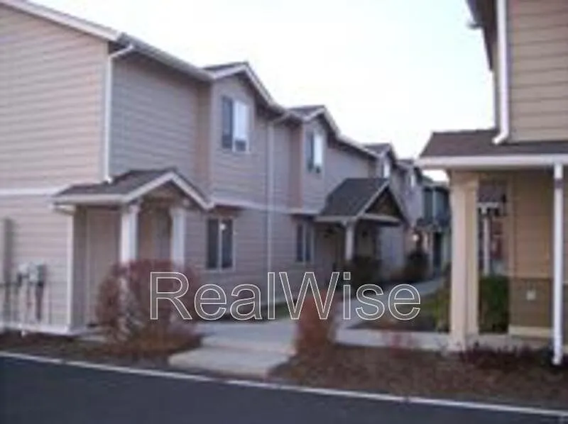 3 bed, 2.5 bath, 1276 sqft, $1,850 — Photo 2