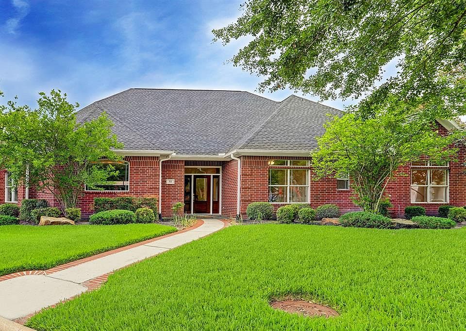 Welcome home to 32 Villa Bend Drive. A beautiful red brick home on corner lot. The roof was replaced in 2016.