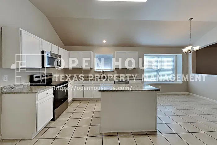 621 Soledad St — Photo 5