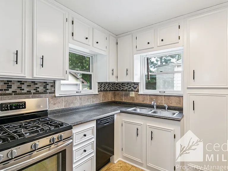 605 S Beverly Dr — Photo 7
