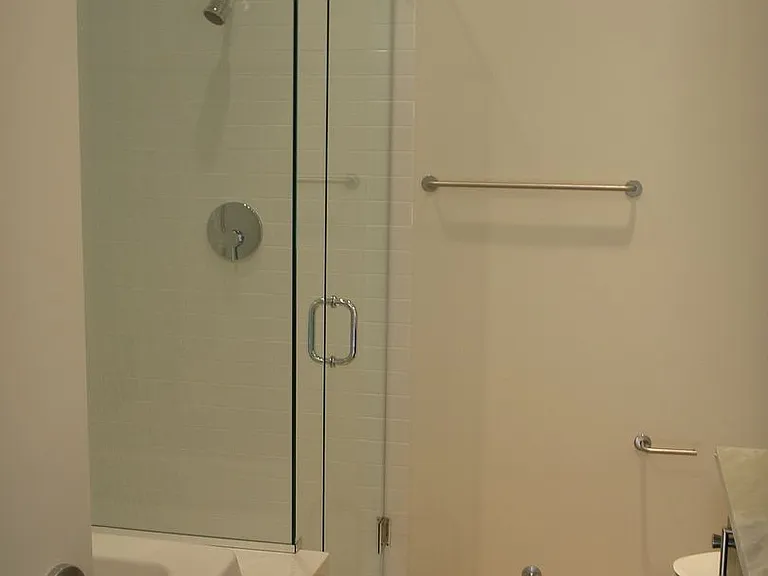 210 SW Seymour Ct — Photo 5