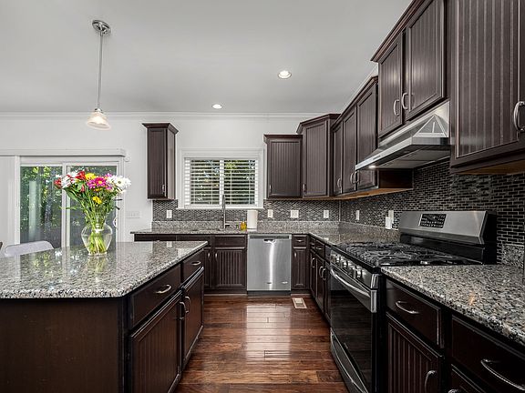 5th image of 441 Valley Spring Dr