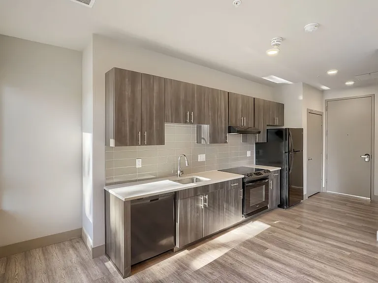 4923 King St — Photo 4