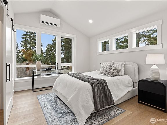 3rd image of 14308 B Roslyn Place N