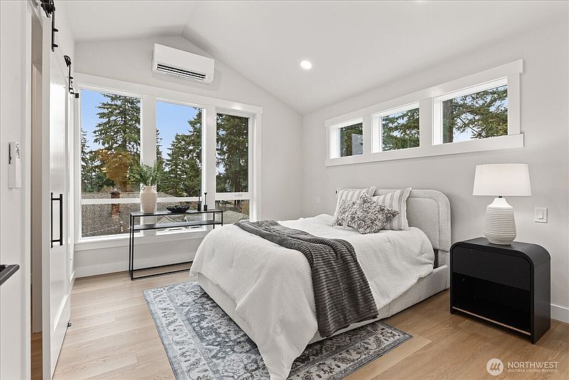 3rd image of 14308 B Roslyn Place N