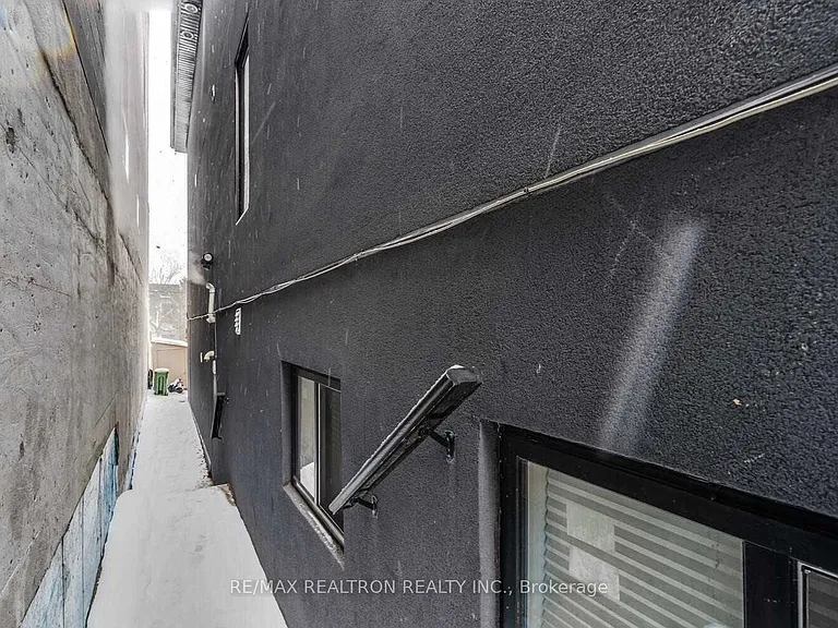 1319 Gerrard St E #LOWER — Photo 25