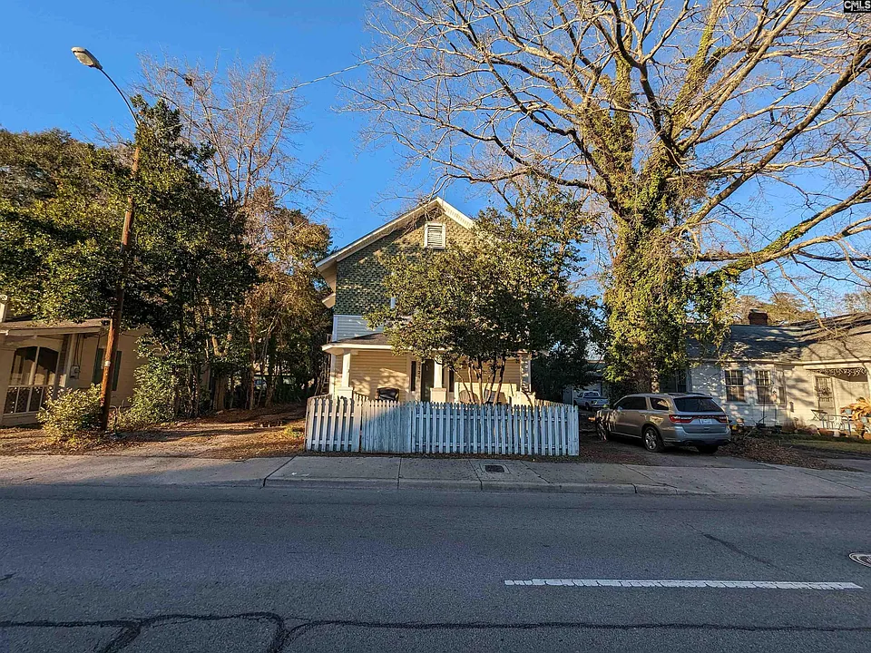 3121 Rosewood Dr