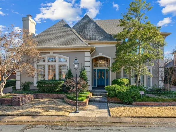 962 E Riverwalk Dr, Memphis, TN 38120