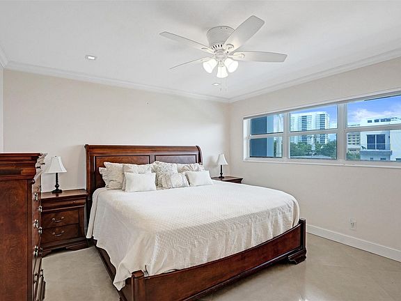 3rd image of 1001 N Riverside Drive #304