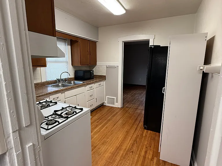 524 Upton Ave — Photo 5