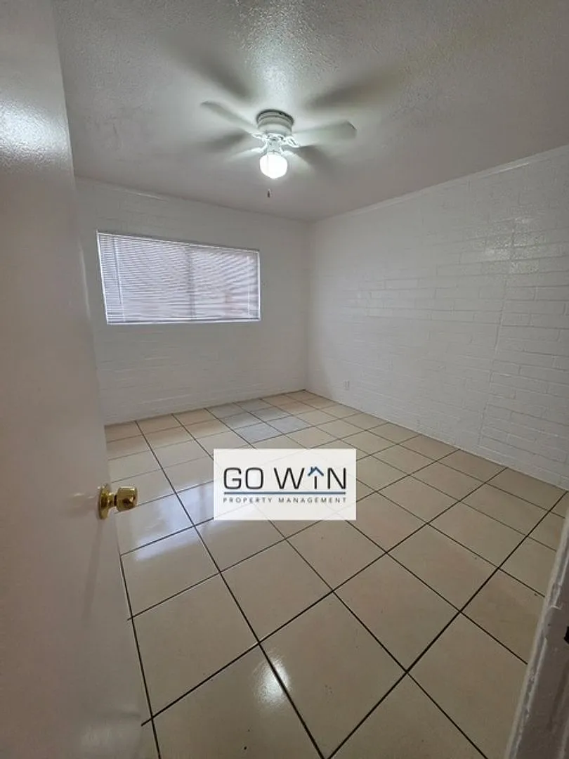 9837 N 11th Ave — Photo 2