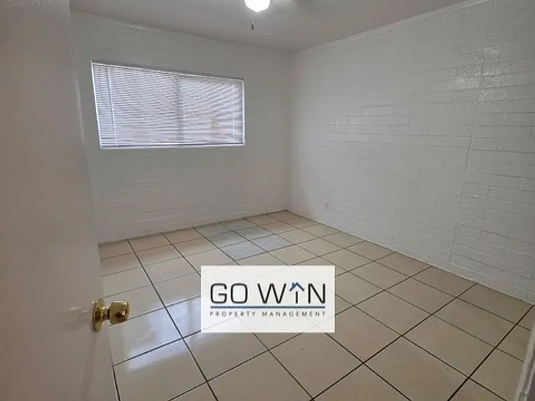 9837 N 11th Ave — Photo 2