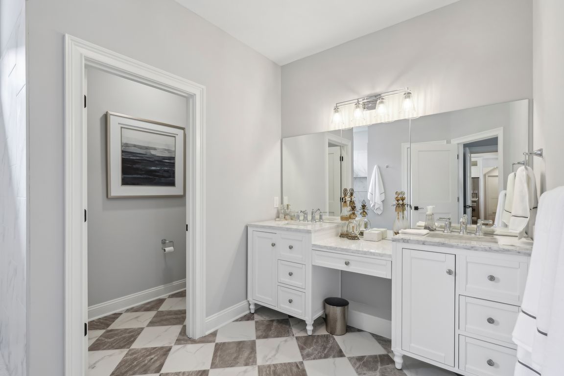 Gorgeous primary bath w/ water closet