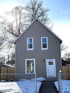 817 W 12th St, Sioux Falls, SD, 57104