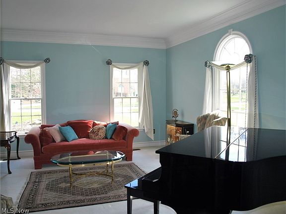 2nd image of 16 Oxford Dr