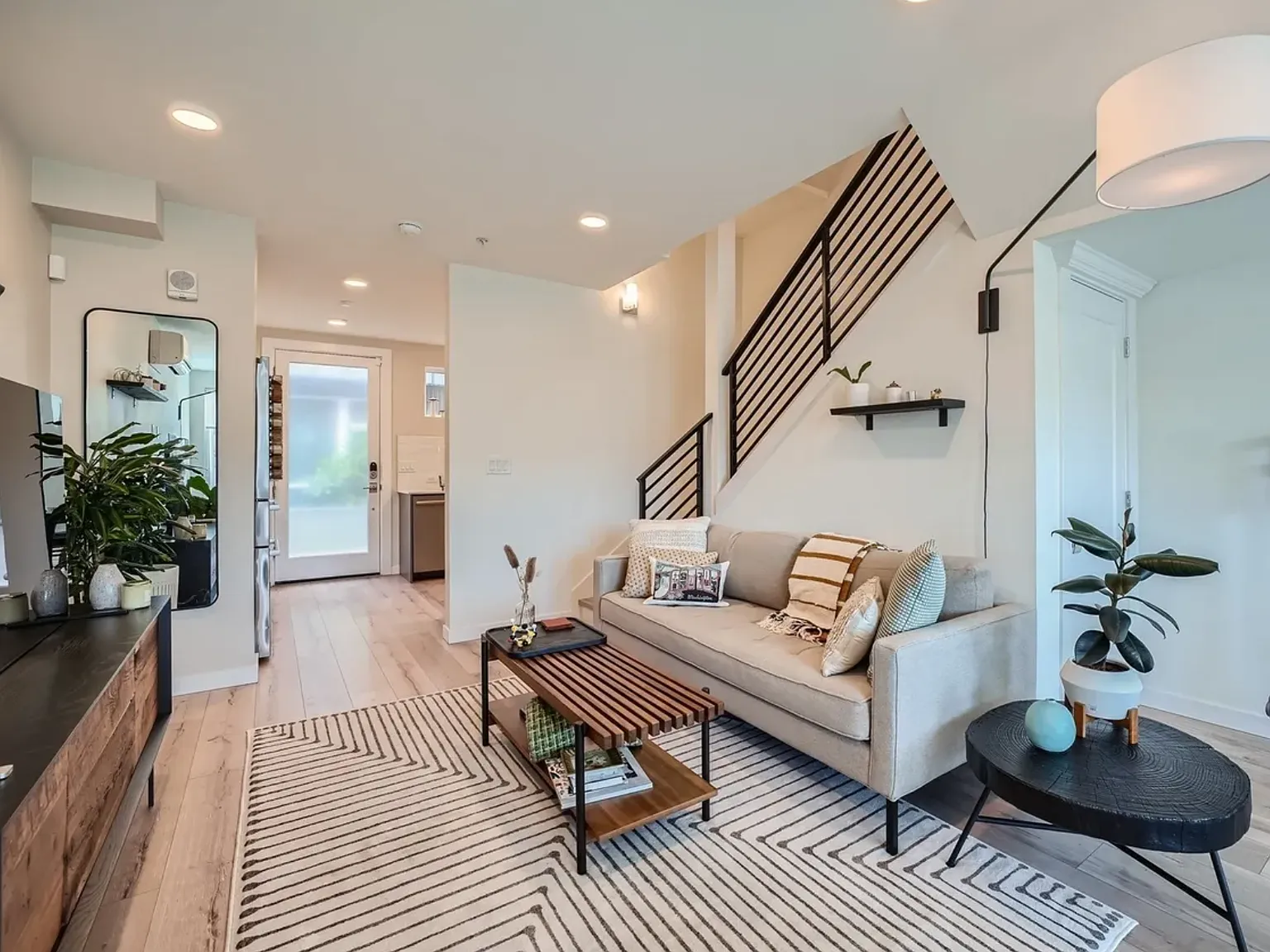 3 bed, 1.5 bath, 1378 sqft, $3,400 — Photo 3