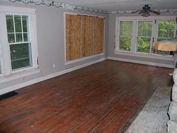 Very nice Hardwoods and spacious dining area with Fireplace.