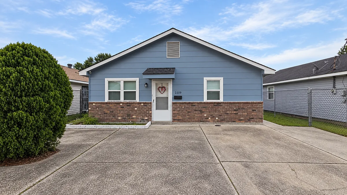 3 bed, 2.0 bath, 1045 sqft, $1,750 — Photo 1