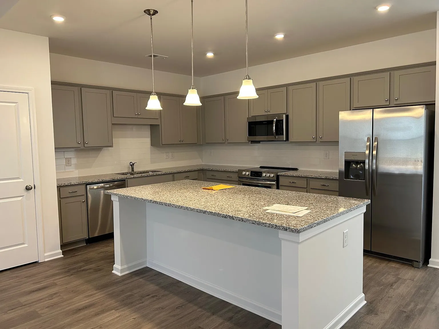 3 bed, 2.5 bath, 1933 sqft, $1,950 — Photo 4