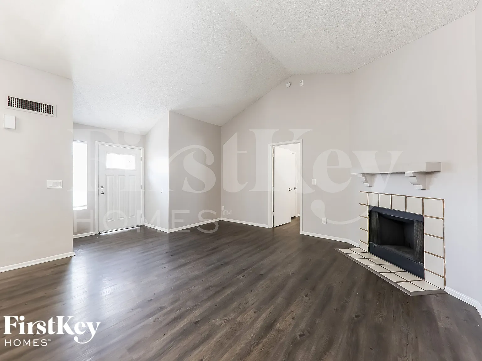 3 bed, 2.0 bath, 1924 sqft, $1,965 — Photo 3