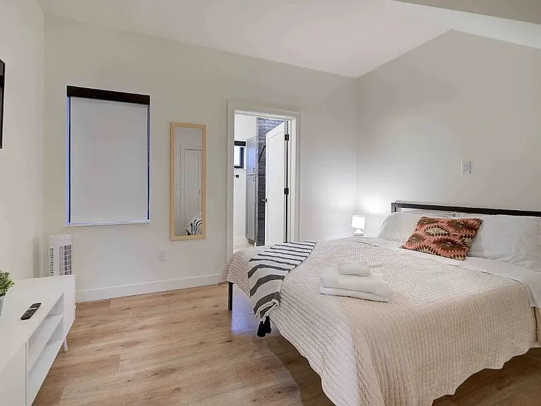 921 E Otjen St — Photo 14