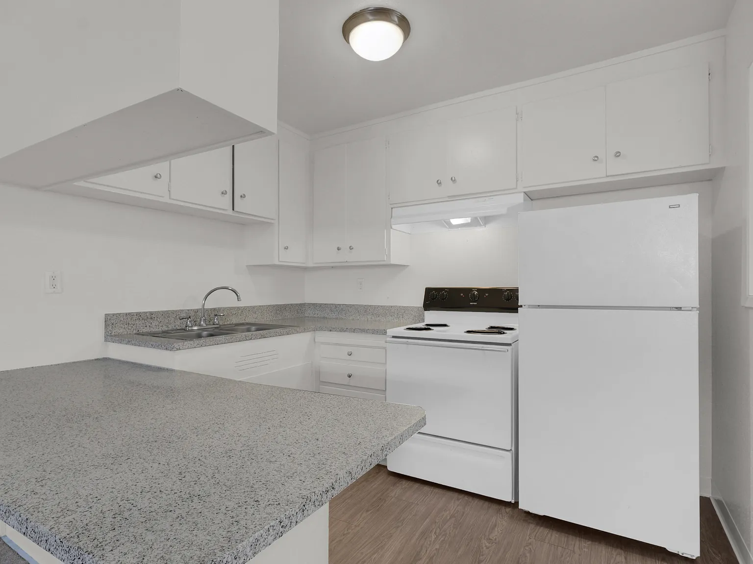 Carmichael Apartments — Photo 2