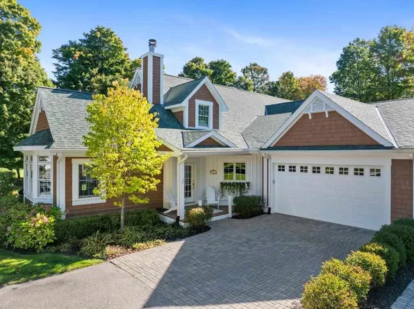818 Fairways Dr, Harbor Springs, MI 49740