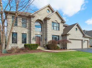 905 Academy Ln, West Chicago, IL 60185