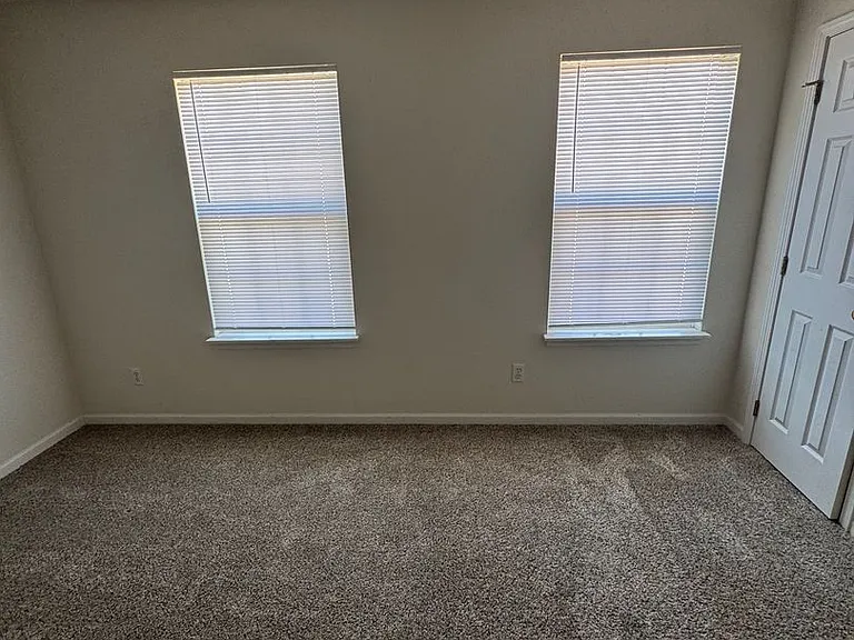 2681-2683 E Oakbrook Dr — Photo 11