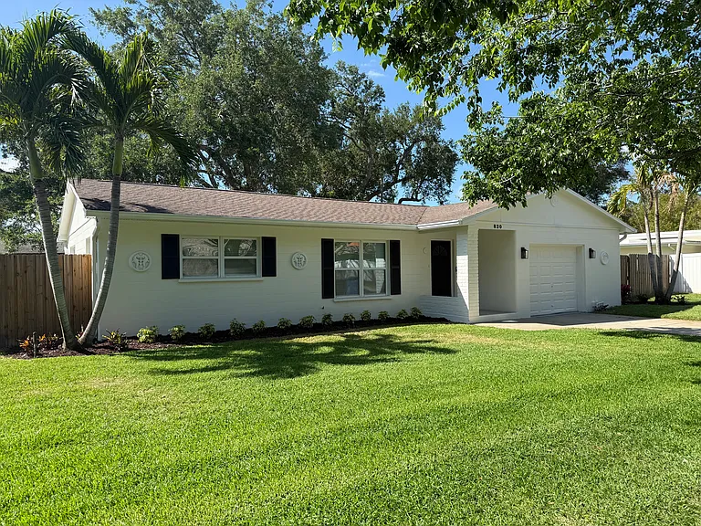 820 Eden Isle Blvd NE — Photo 1