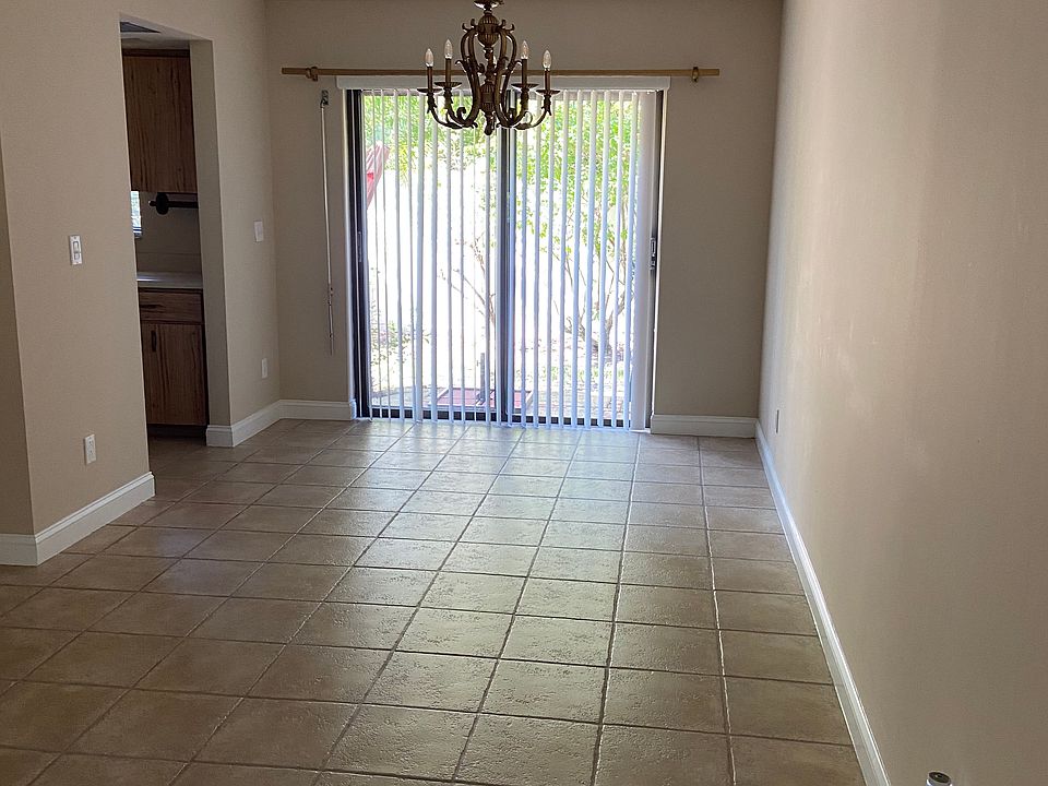 Townhouse conveniently located