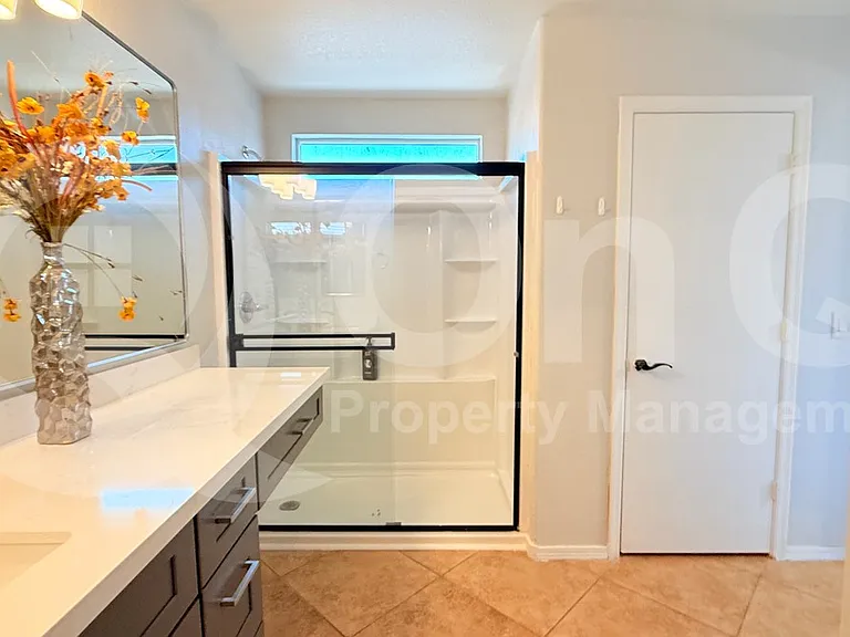 1103 E Grove St — Photo 23