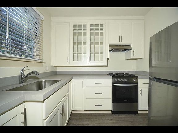 3rd image of 332 Forest Ave
