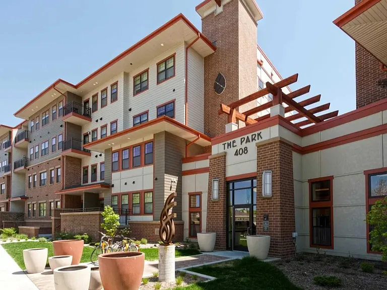 The Park Apartments in Kutzky Neighborhood — Photo 1