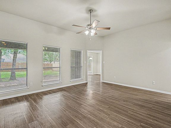 3rd image of 717 Oak Park Dr