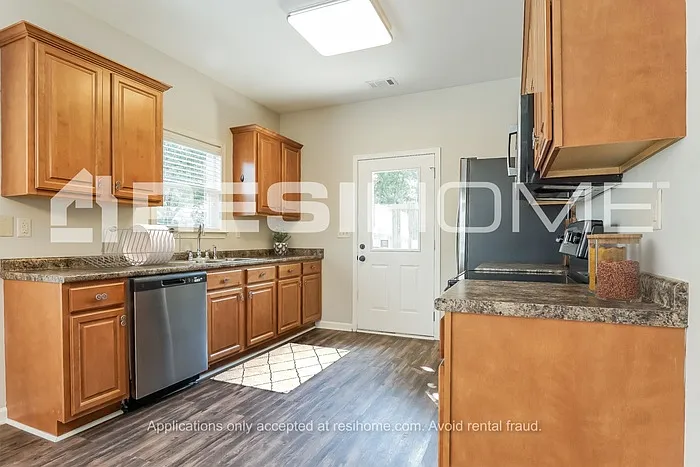 102 Rockbrook Ln — Photo 4