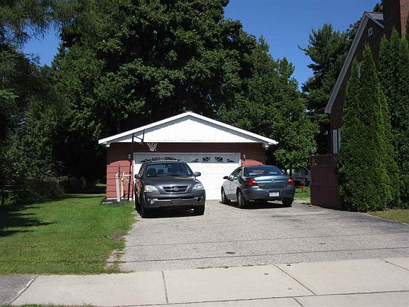 3rd image of 802 Garden Ave