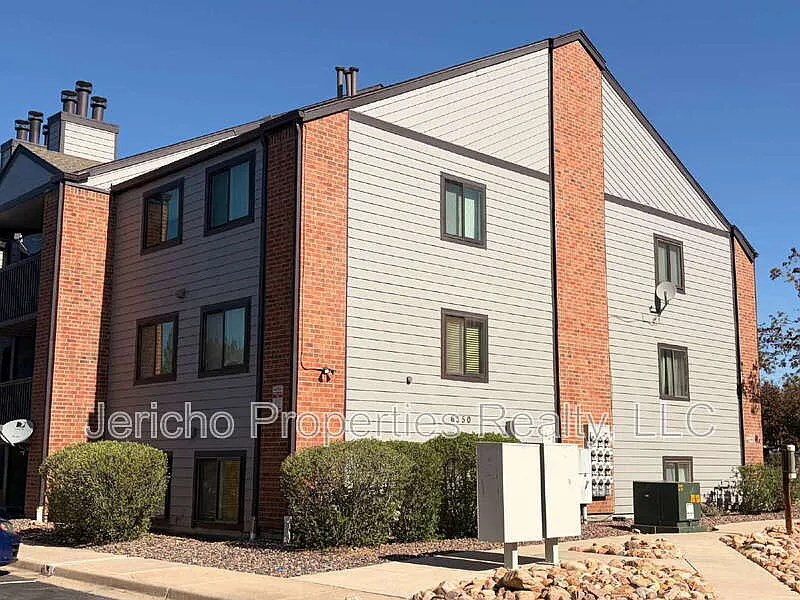 2 bed, 2.0 bath, 893 sqft, $1,695 — Photo 2