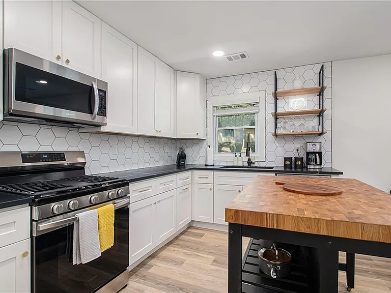 220 Birch St — Photo 3