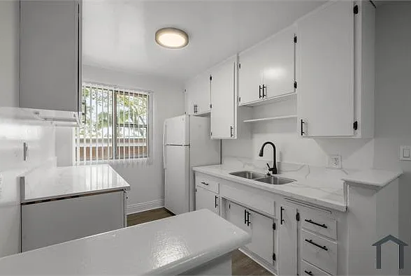 3907 Roxanne Ave #8 — Photo 4