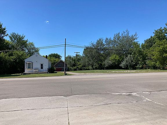 2nd image of 32486 W Jefferson Ave