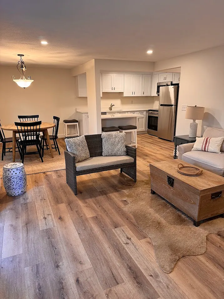 2 bed, 902 sqft, $2,100 — Photo 2