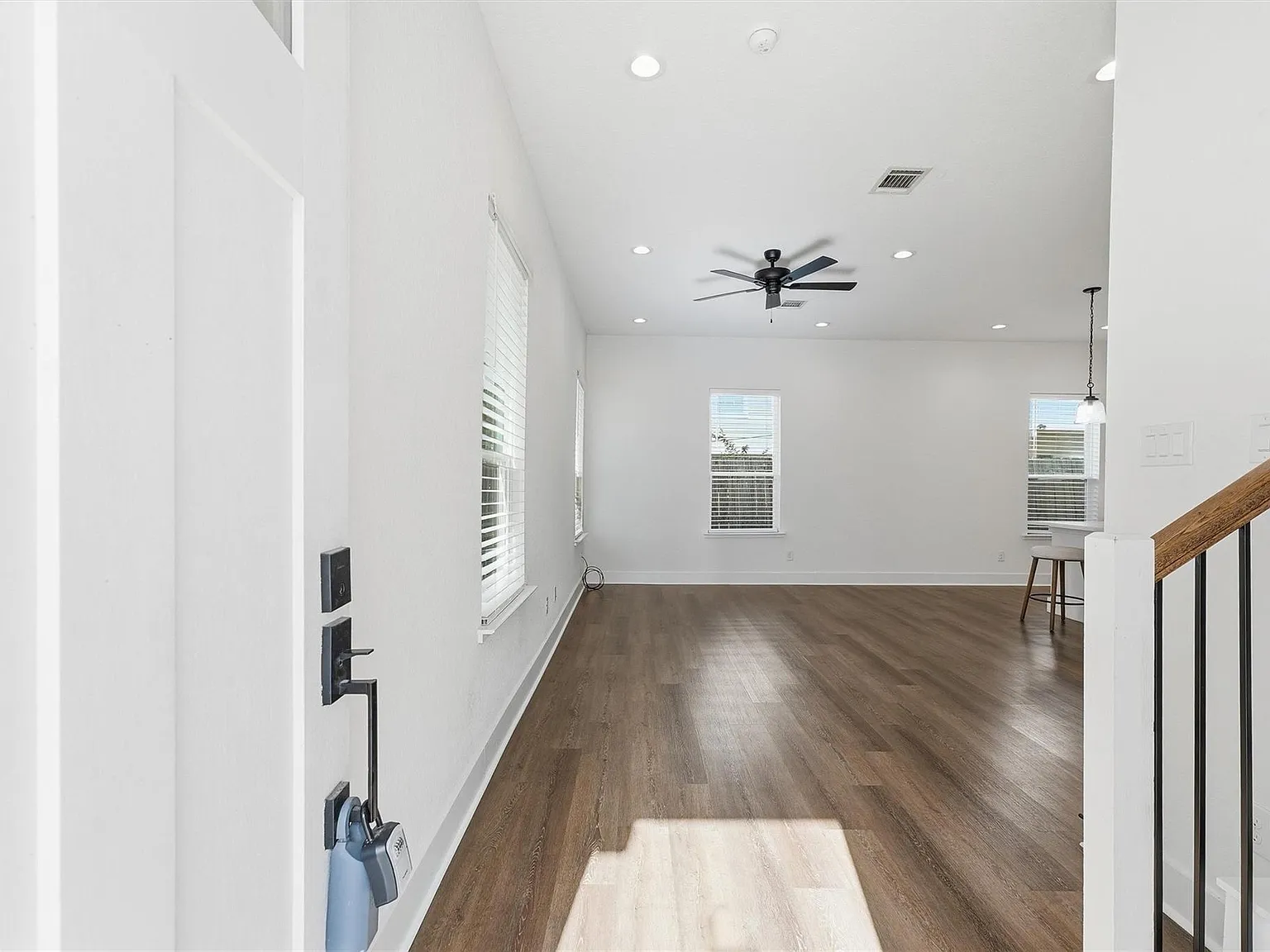 3 bed, 2.5 bath, 1650 sqft, $2,300 — Photo 4