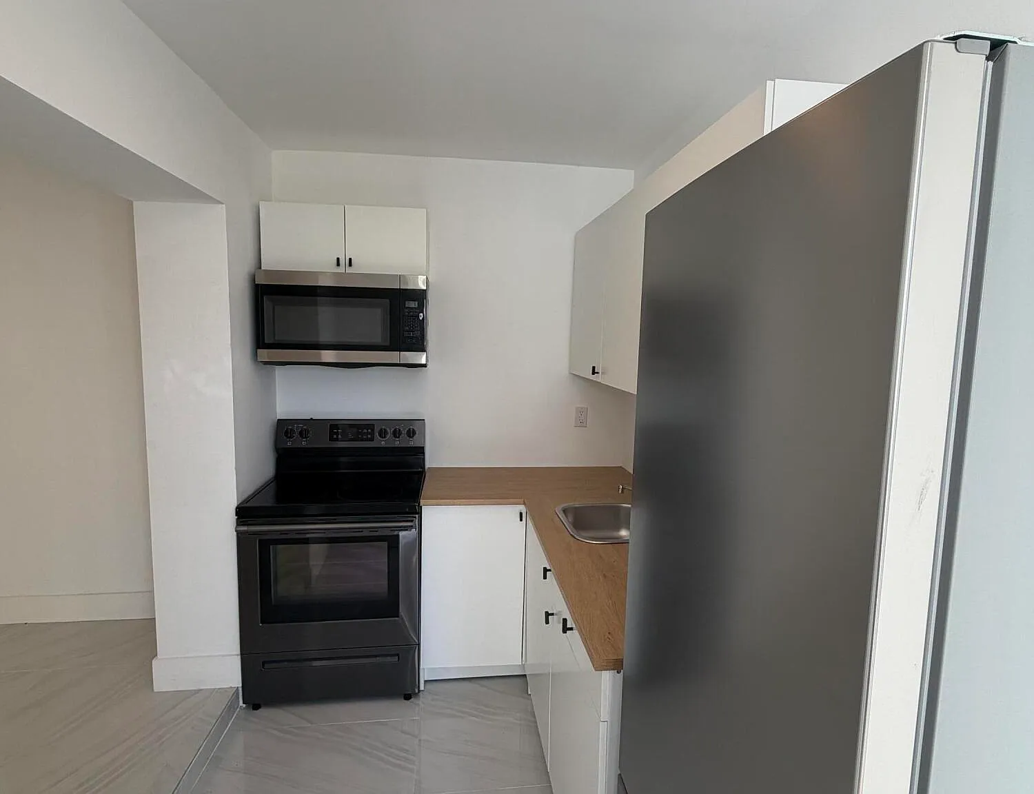 3 bed, 1.0 bath, 849 sqft, $3,000 — Photo 3