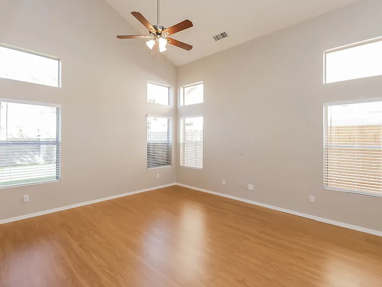 1366 E Vaughn Ave — Photo 6