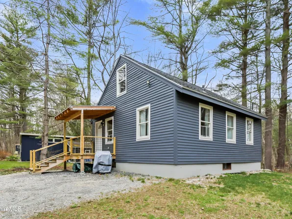 40 Mohekunuk Rd, Becket, MA 01223
