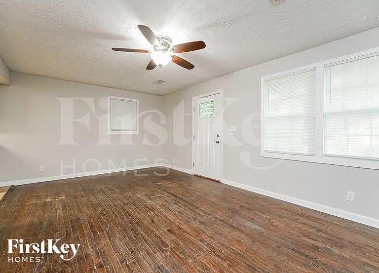 2690 Joyce Ave — Photo 3
