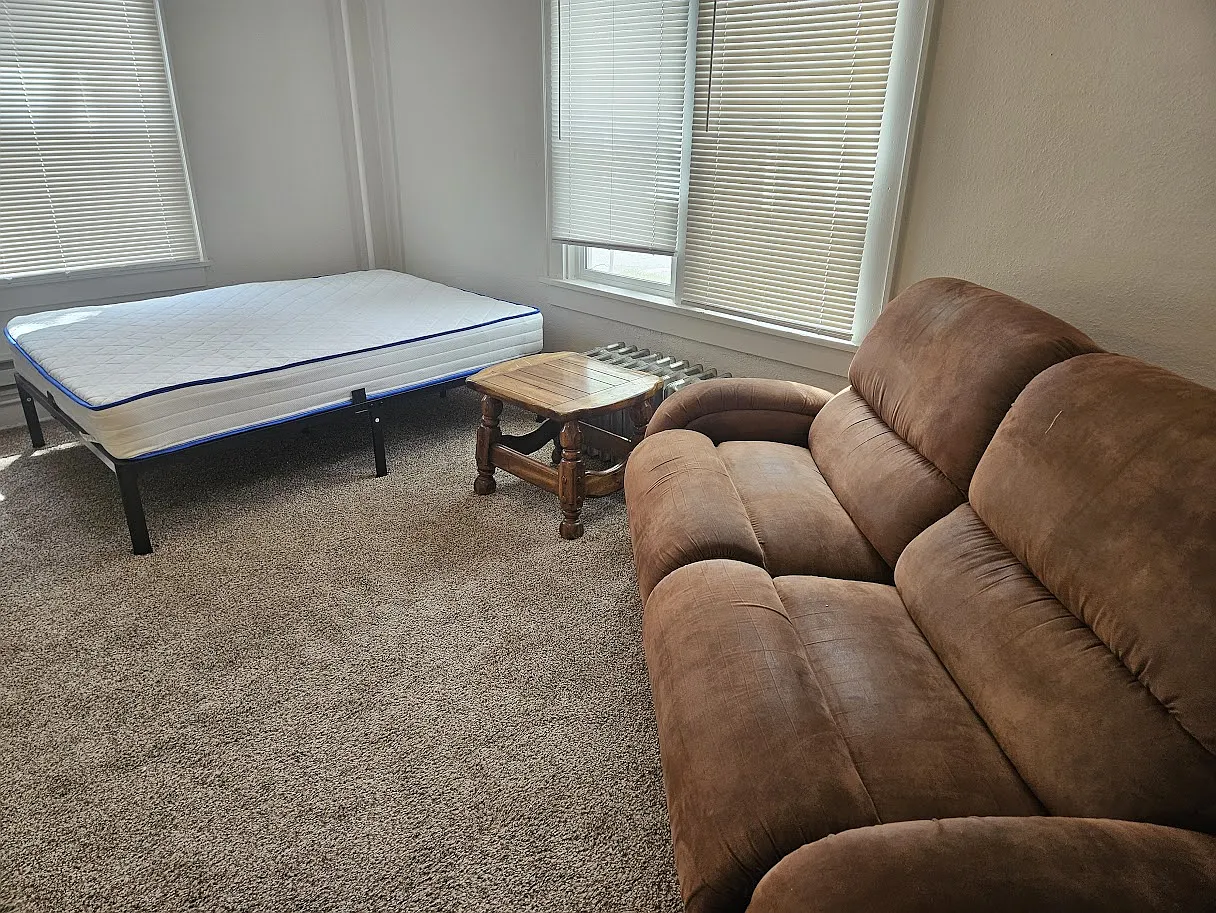 Studio, $900 — Photo 2
